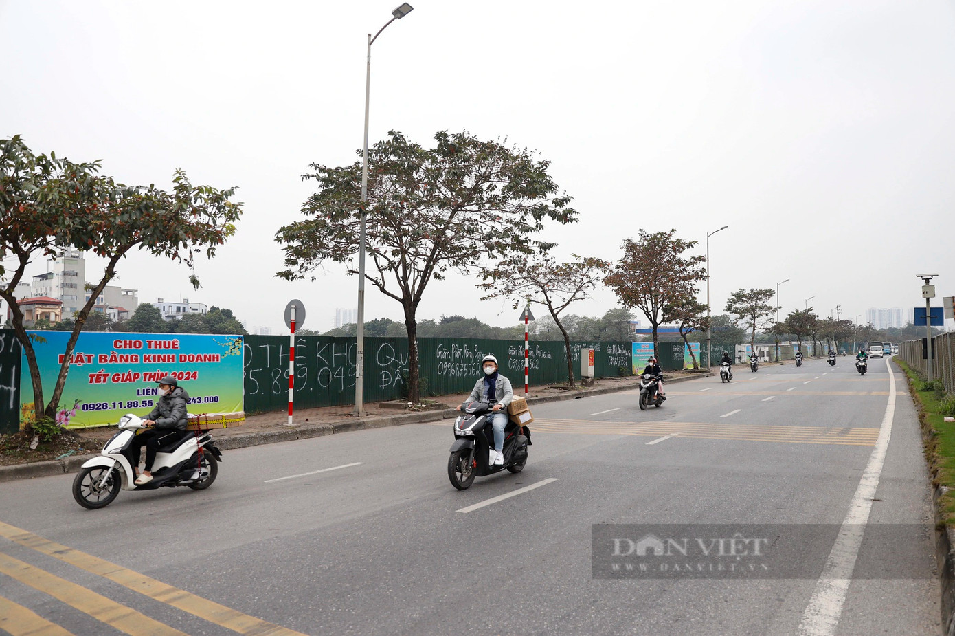 Tuy nhiên theo ghi nhận của PV Dân Việt, khu đất quy hoạch xây dựng bến xe Yên Sở (quận Hoàng Mai) vẫn đang bỏ hoang, xung quanh quây tôn kín mít.