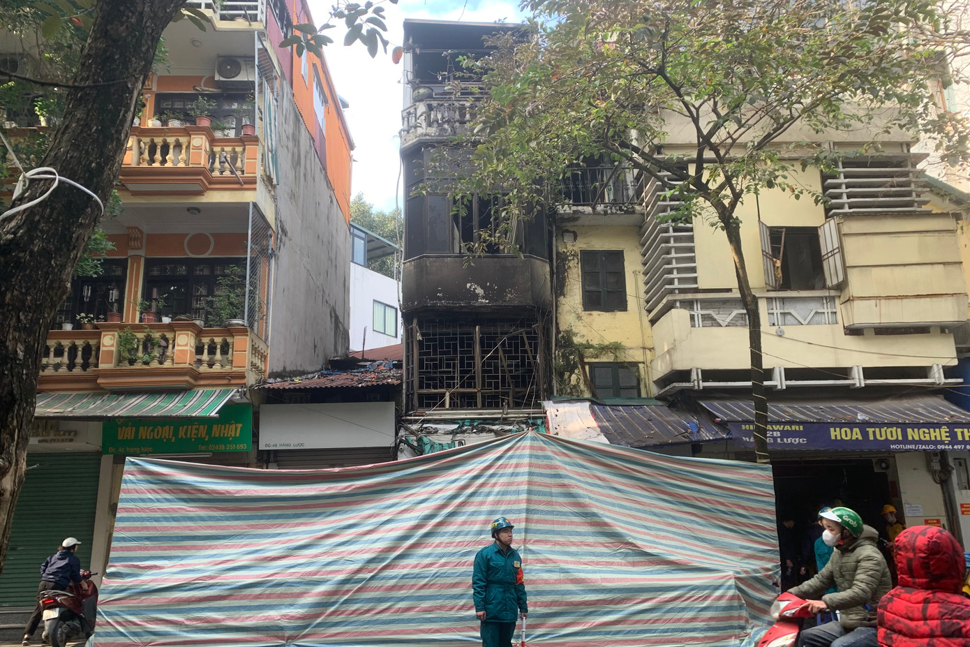 Được biết ngôi nhà xảy ra hoả hoạn 4 tầng kinh doanh hoa tươi và hoa lụa.