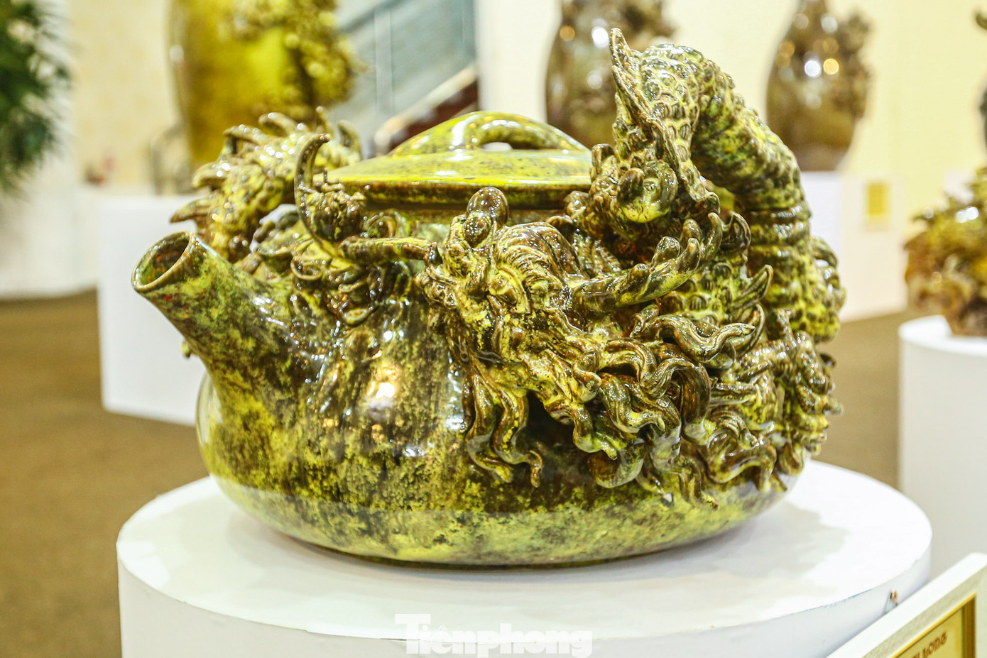 Chiếc ấm được điêu khắc hình rồng uốn lượn độc đáo.