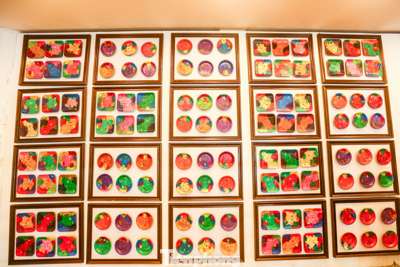 Cùng với đó, tham gia “Hội Xuân Giáp Thìn 2024”, họa sĩ Hoàng Trúc mang đến 600 tác phẩm vẽ rồng trên chất liệu mo cau được lựa chọn từ 2024 bức đã được Tổ chức kỷ lục Việt Nam xác lập kỉ lục là Bộ sưu tập tranh chủ đề rồng vẽ trên chất liệu mo cau nhiều nhất ở Việt Nam.