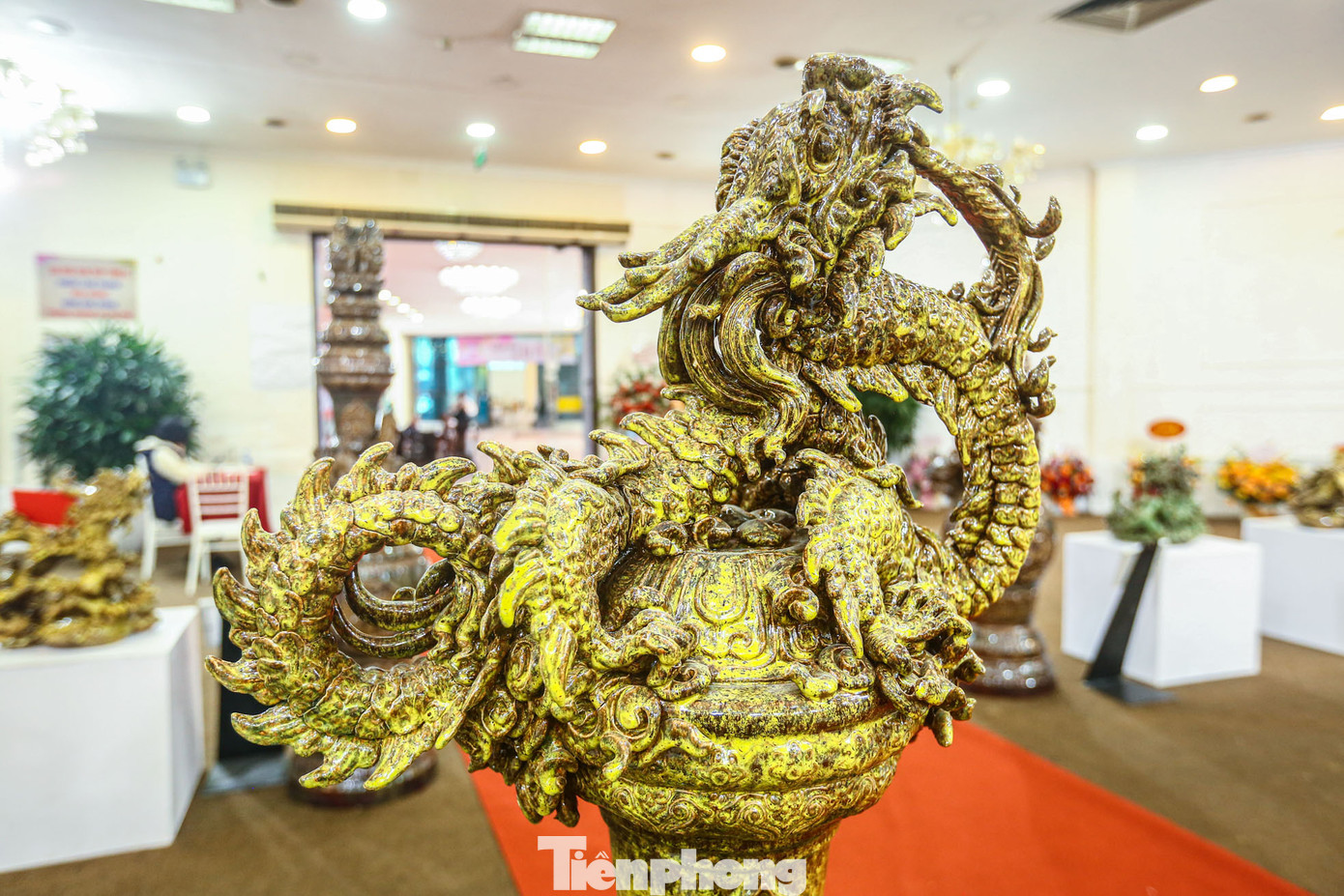 100 tác phẩm rồng độc bản mang linh khí, phong thái, vẻ đẹp kỳ bí và phóng khoáng, lấy nước men Hỏa Biến làm chủ đạo để tạo nên nhiều màu sắc khác lạ, ẩn chứa sự sáng tạo tinh xảo trên từng đường nét điêu khắc đắp nổi đã thể hiện rất sinh động sự uy dũng nghiêm trang nhưng cũng rất mềm mại uyển chuyển của linh vật rồng.