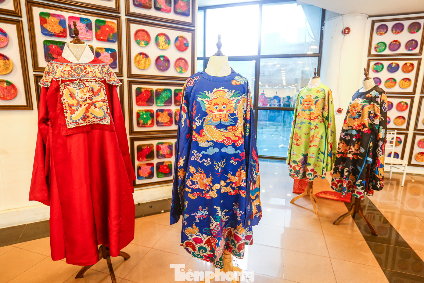 Bên cạnh triển lãm về rồng, BTC cũng giới thiệu 20 thiết kế được nghiên cứu, phỏng dựng lại từ triều phục cổ với hình ảnh rồng thêu trên long bào, mãng bào và bộ sưu tập áo dài “Vân long lưu vũ” gồm áo dài trên chất liệu tơ tằm khai thác hình tượng mỹ thuật cổ về rồng thời Lý, Trần và Nguyễn;