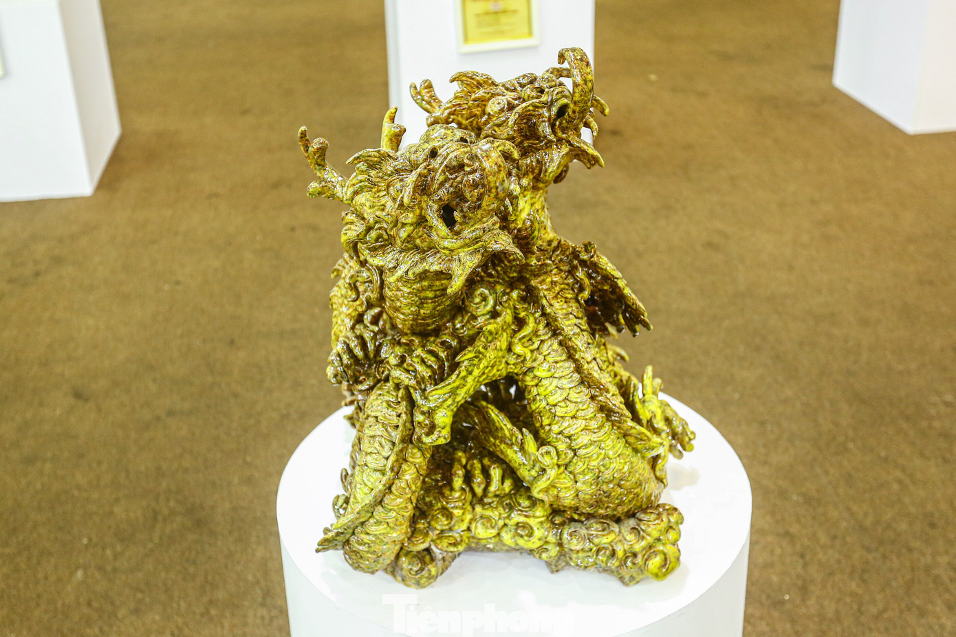 "Rồng gốm mang hơi ấm của lửa, hồn cốt của đất, qua đôi tay của nghệ nhân đã chuyển thể tinh thần, kỹ năng chế tác mang dáng dấp rồng triều Hậu Lê. Rồng được thể hiện vần vũ, ẩn hiện và sinh động trên các màu men khác nhau cũng như các hình thể dưới loại hình ngôn ngữ điêu khắc và nặn đắp", nghệ nhân ưu tú Phạm Văn Tuyên chia sẻ.