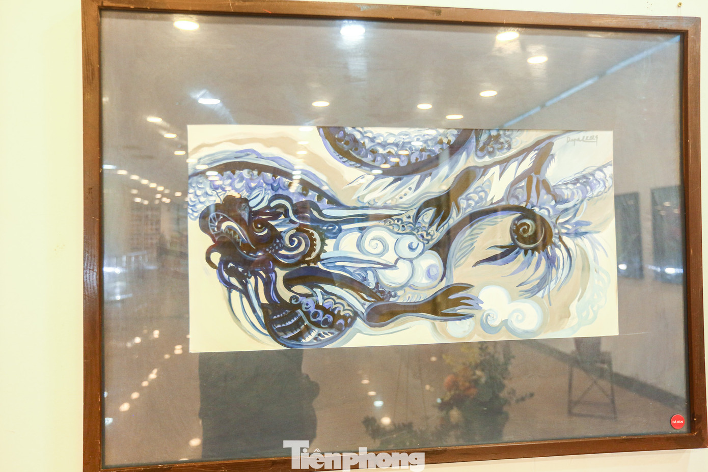 Triển lãm tranh “Rồng và Hoa” của họa sỹ Nghiêm Diệp Anh gồm 40 tranh bột màu với gam màu tươi sáng, thể hiện cảm quan của họa sỹ về mùa Xuân khi cây cối đâm chồi, nảy lộc, tượng trưng cho sự sinh sôi, phát triển và sự mạnh mẽ, uyển chuyển của linh vật rồng mang đến phúc khí, may mắn chào đón năm Giáp Thìn, gửi gắm niềm tin và hy vọng một năm mới tràn đầy hạnh phúc, thịnh vượng.