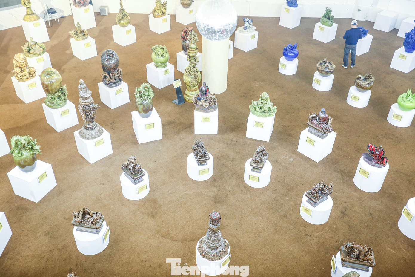 “Hội Xuân Giáp Thìn 2024” giới thiệu đến khách tham quan các triển lãm trưng bày lấy cảm hứng từ linh vật rồng, như Triển lãm “Vũ điệu Bách Long” với 100 sản phẩm gốm của Nghệ nhân ưu tú Phạm Văn Tuyên – TP Hải Phòng; Triển lãm tranh vẽ rồng của họa sĩ Hoàng Trúc trên chất liệu mo cau, được Tổ chức kỷ lục Việt Nam xác lập kỉ lục là bộ sưu tập tranh chủ đề “Hóa Rồng” vẽ trên chất liệu mo cau nhiều nhất ở Việt Nam; Triển lãm tranh “Rồng và Hoa” của họa sĩ Nghiêm Diệp Anh gồm 40 bức tranh bột màu…