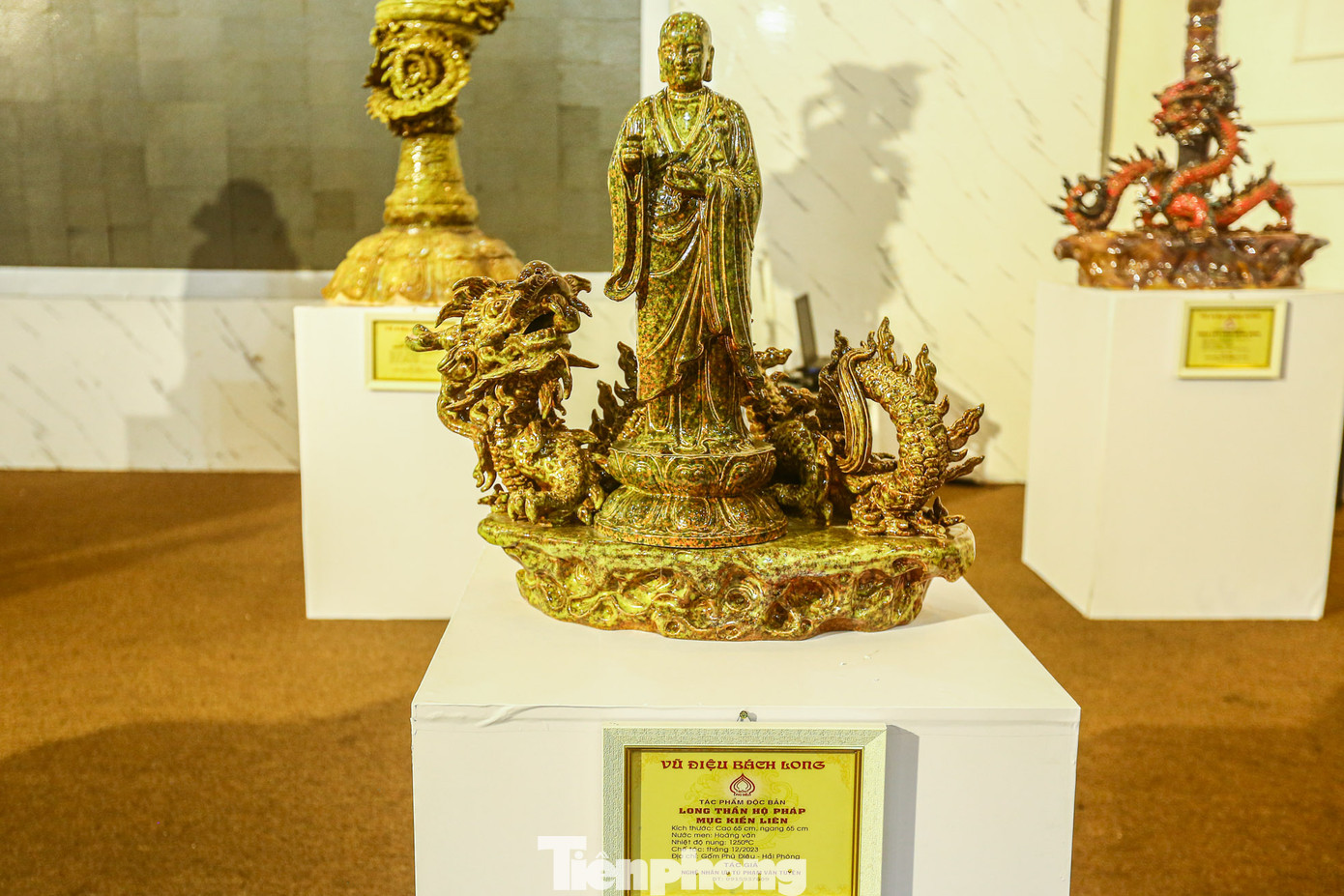 Tác phẩm "Long thần hộ pháp mục kiến liên" ấn tượng tại triển lãm.