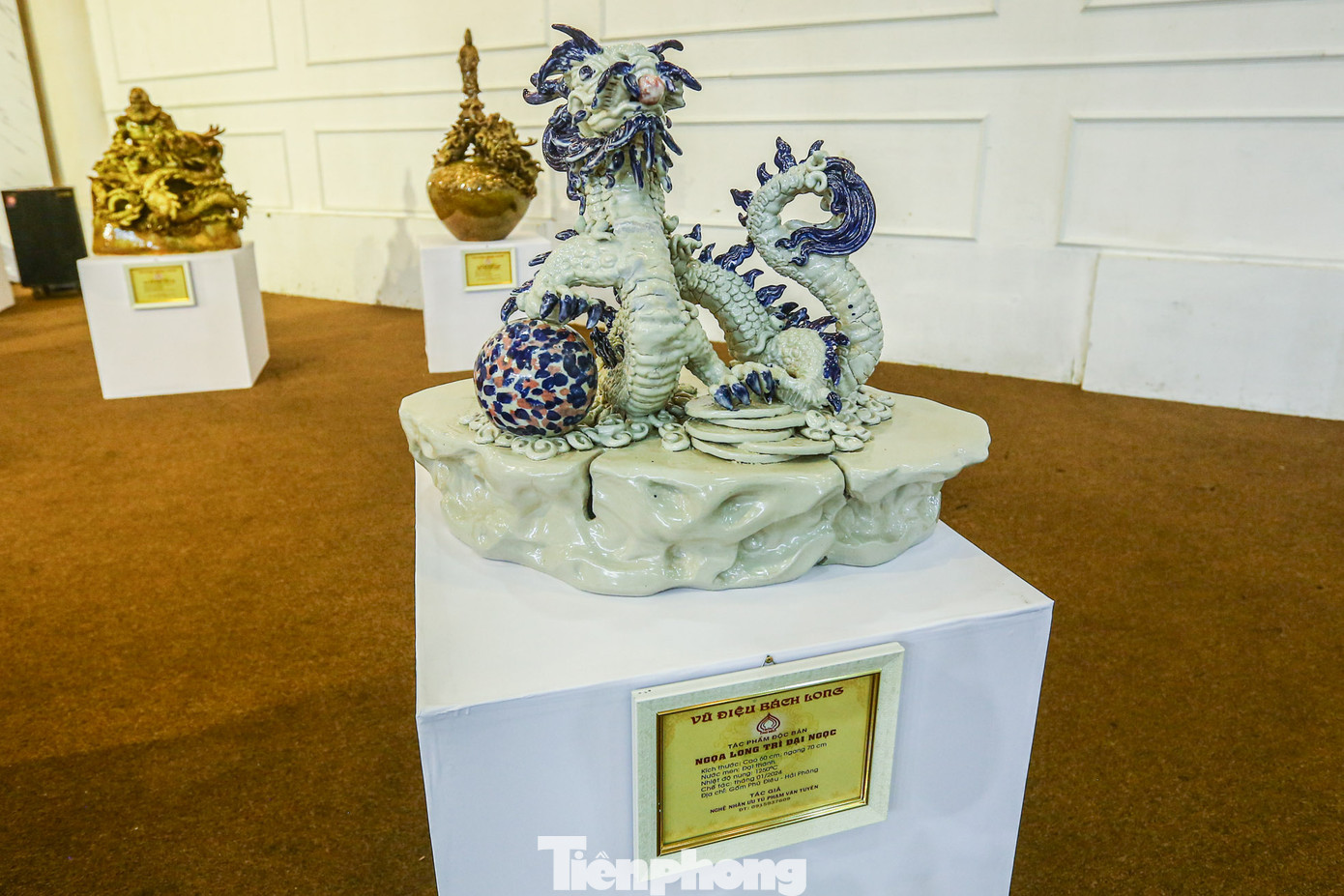 Tác phẩm "Ngọa Long Trì Đại Ngọc" cao 60cm, ngang 70cm, được nung ở nhiệt độ 1.250độC.