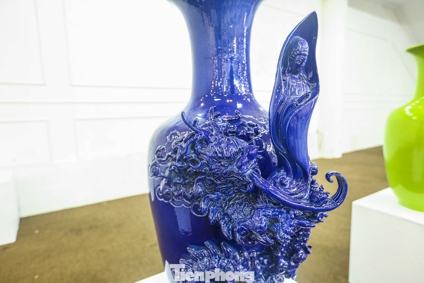 Bách long là 100 rồng gốm được chế tác, tạo sự khác biệt từng tư thế, bao gồm 3 loại chính: rồng đắp phù điêu trên các dáng bình khác nhau; rồng điêu khắc là rồng độc lập, ẩn hiện vần vũ trên những áng mây; rồng được phối cảnh với tượng Phật, Bồ Tát trong vai trò long thần hộ pháp.