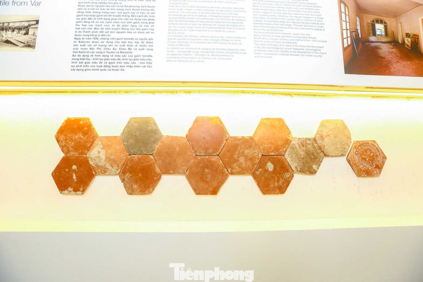 Các vật liệu trang trí, gạch, chốt gỗ... trong căn biệt thự Pháp cổ được trưng bày.