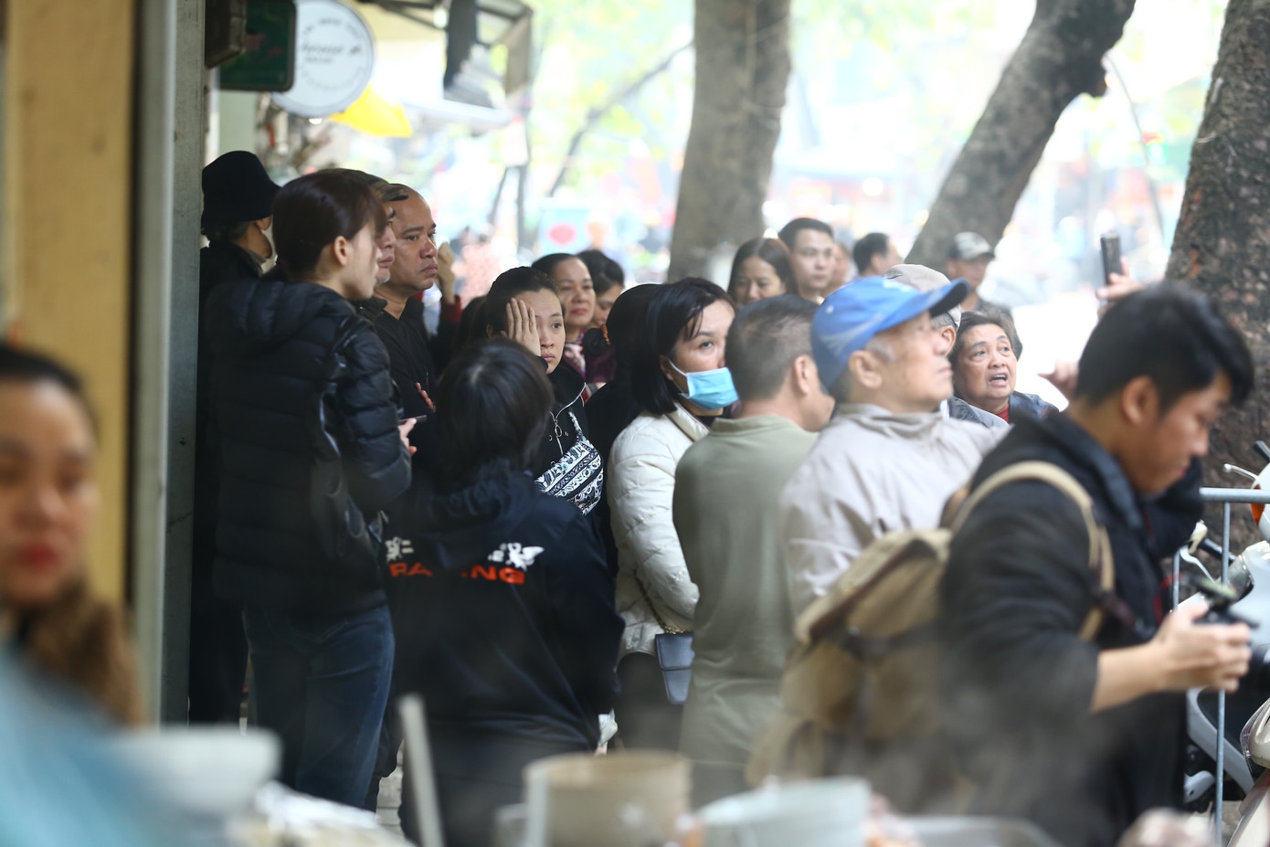 Nhiều người dân có mặt tại hiện trường vụ cháy.