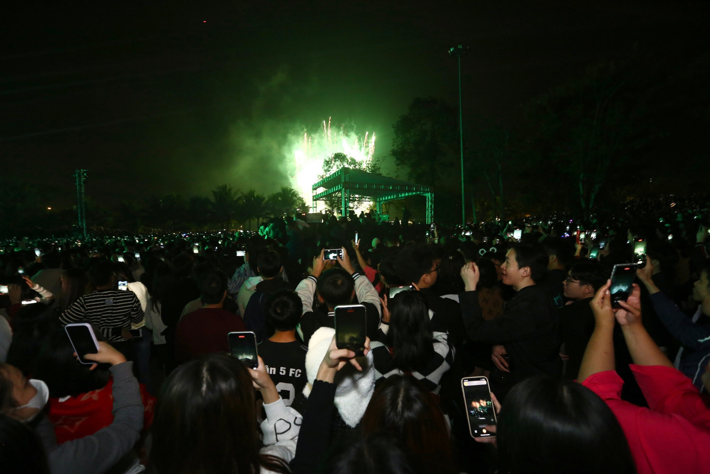 Đúng khoảnh khắc bước sang năm mới 2024, pháo hoa được bắn tại khu vực countdown tại khu đô thị Ecopark.