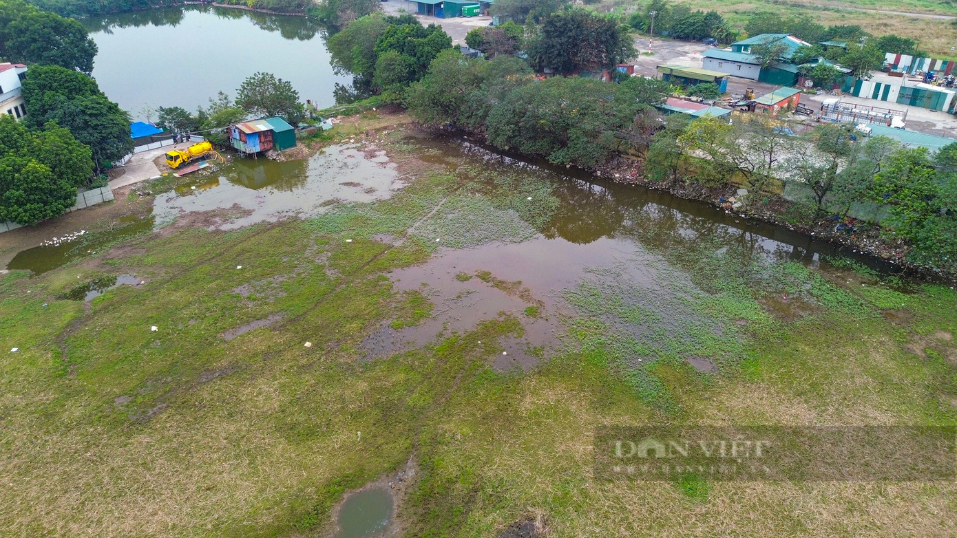 Tuy nhiên, đằng sau cánh cổng đóng kín này là một phần bãi đất bị ngập úng, bốc mùi hôi thối.