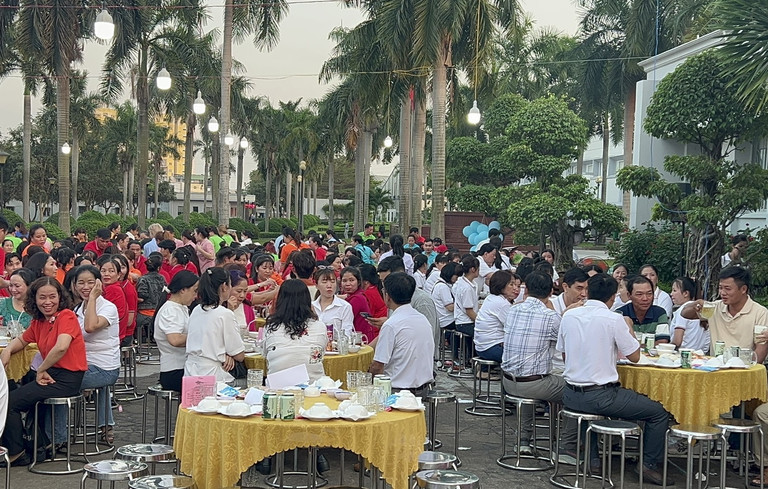 Công nhân một công ty trên địa bàn TP.HCM tham dự tiệc tất niên cuối năm. Ảnh: HV Công nhân một công ty trên địa bàn TP.HCM tham dự tiệc tất niên cuối năm. Ảnh: HV