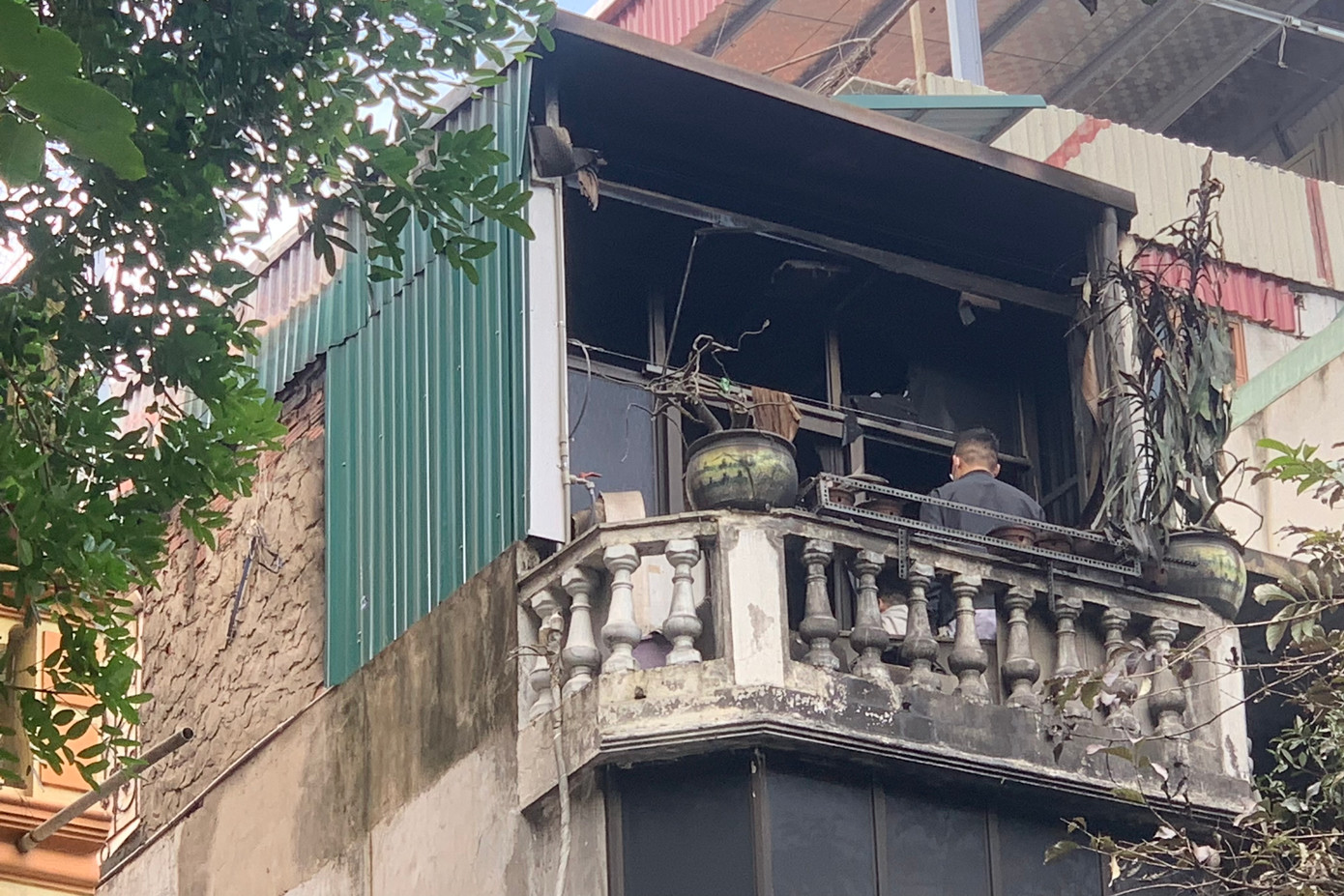 Quá trình tổ chức chữa cháy và cứu nạn, cứu hộ, phát hiện 4 người bị nạn đã tử vong (2 người lớn, 2 trẻ em, nạn nhân được phát hiện tử vong trong trạng thái bị ngạt khói nhiều); 1 người trong nhà thoát nạn qua ban công tầng 4 và thoát qua ban công nhà bên cạnh