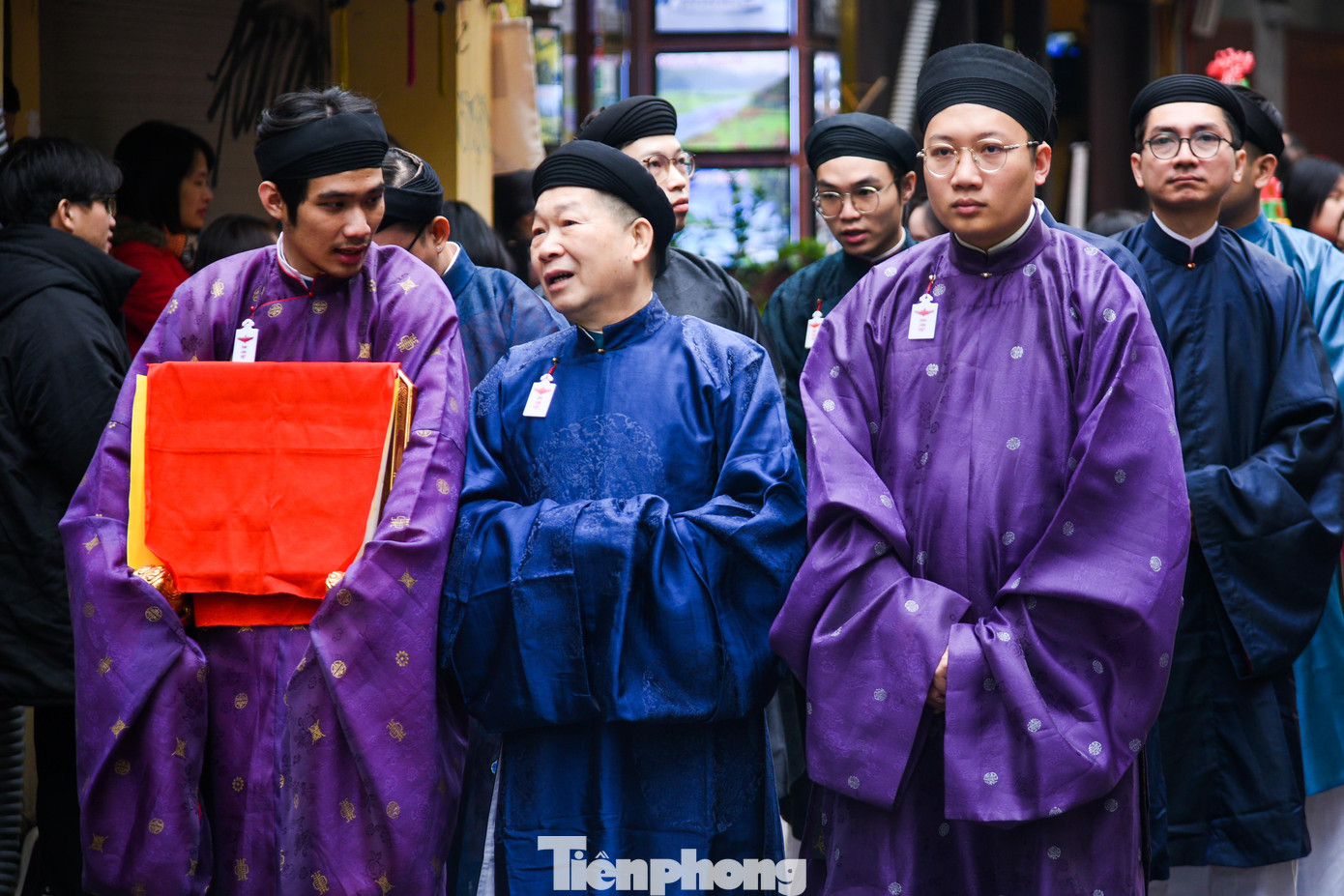 Những trang phục cổ trong Tết truyền thống xuất hiện trên phố cổ Hà nội.