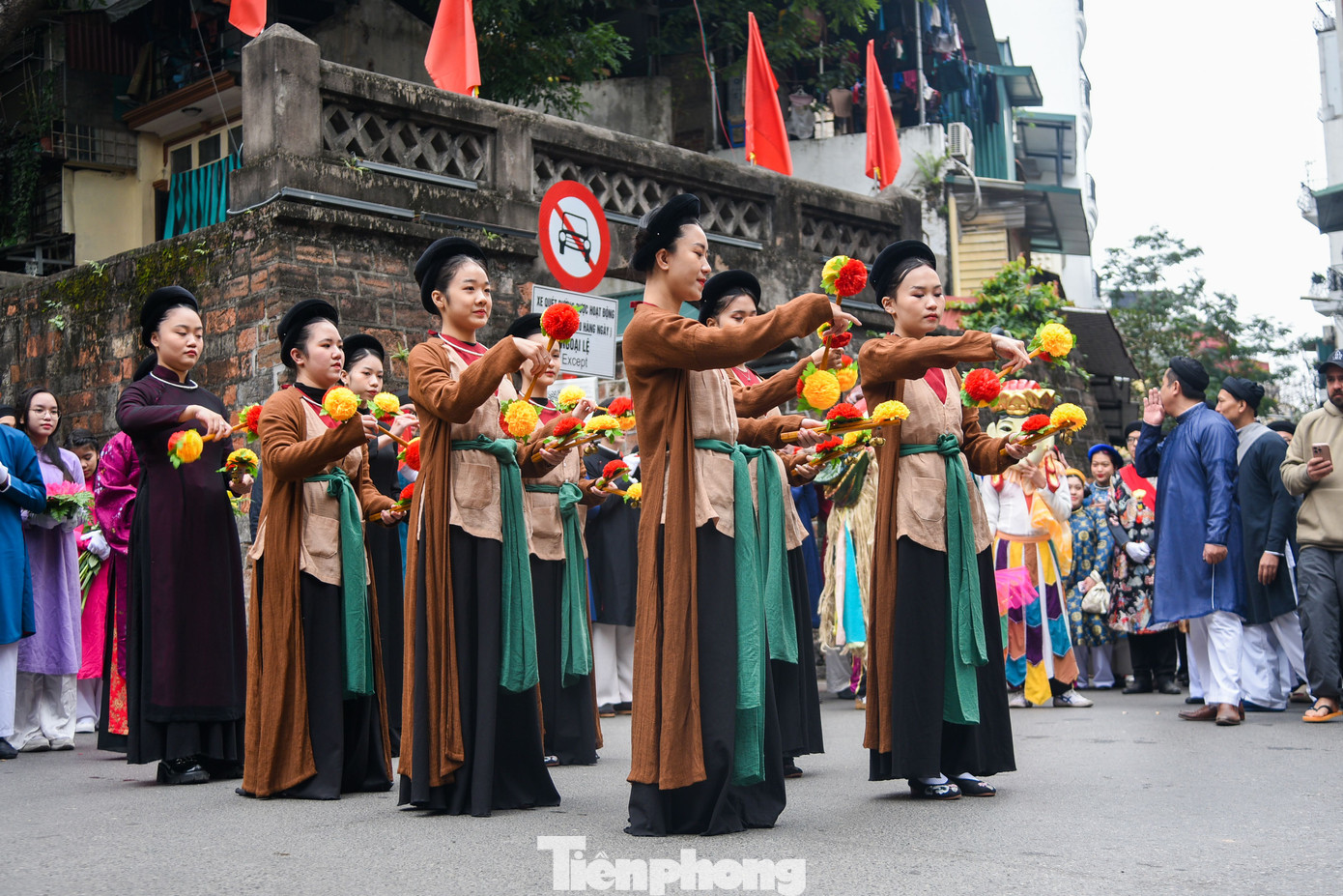 Đoàn rước tái hiện nghi thức lễ Tết tại khu vực Ô Quan Chưởng.