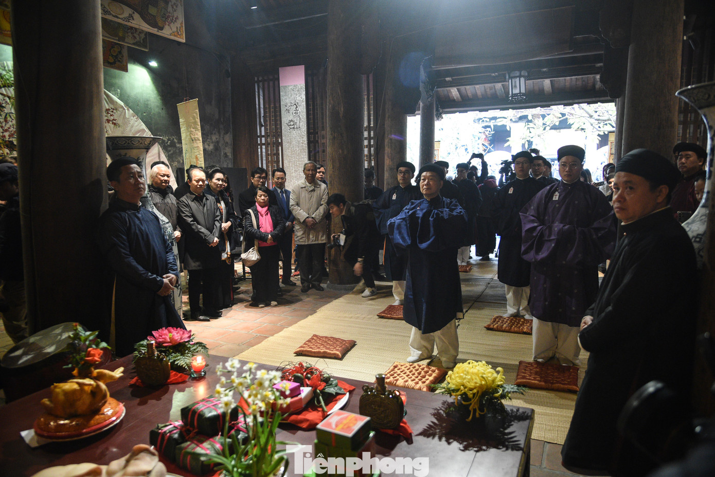 Đoàn rước dâng lễ cửa đình và thực hiện cáo yết Thành Hoàng.