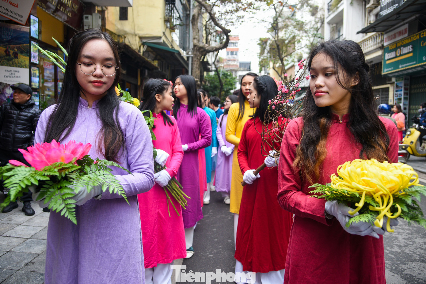 Nổi bật trong chương trình sáng nay là màn phục dựng các nghi lễ truyền thống như: Đoàn rước dâng lễ cửa đình, lễ cáo yết Thành Hoàng và cúng tổ nghề, lễ dựng cây Nêu…
