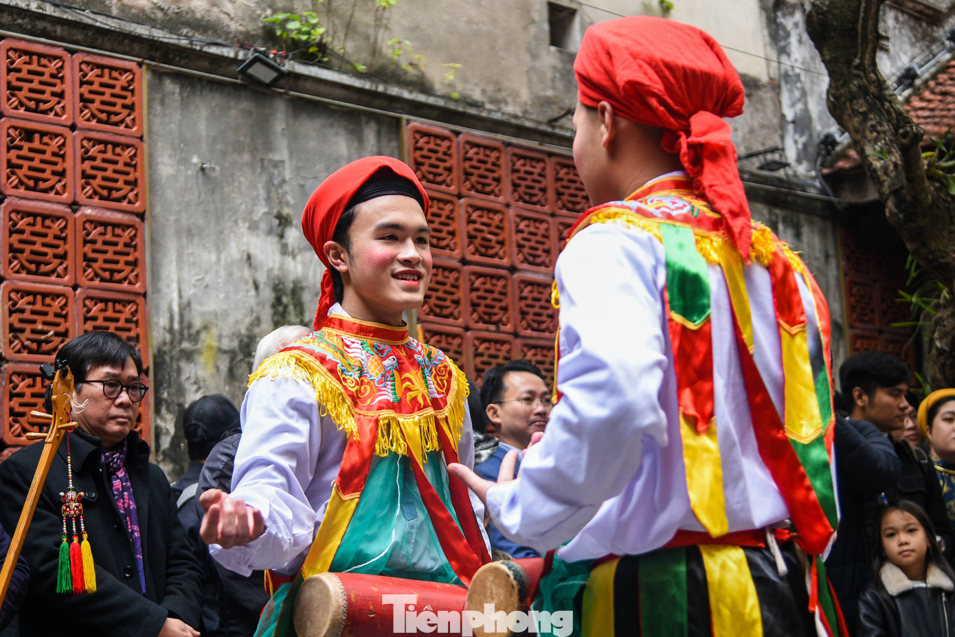 Sau khi hoàn thành các nghi lễ, mọi người thưởng thức điệu múa cổ con đĩ đánh bồng, &quot;đặc sản&quot; tại xã Tân Triều (huyền Thanh Trì, Hà Nội).
