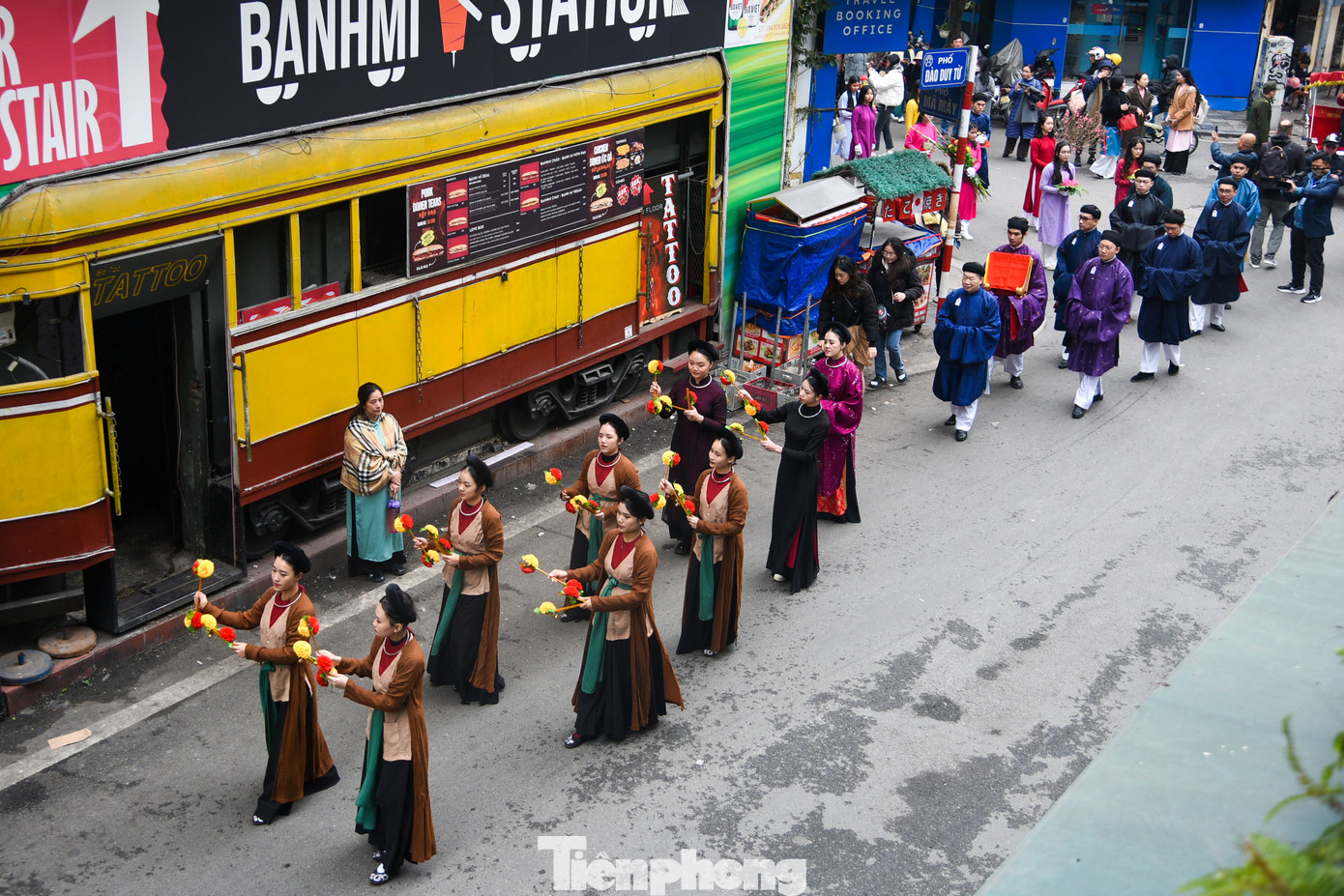 Những người tham gia rước đoàn đều là người trẻ.