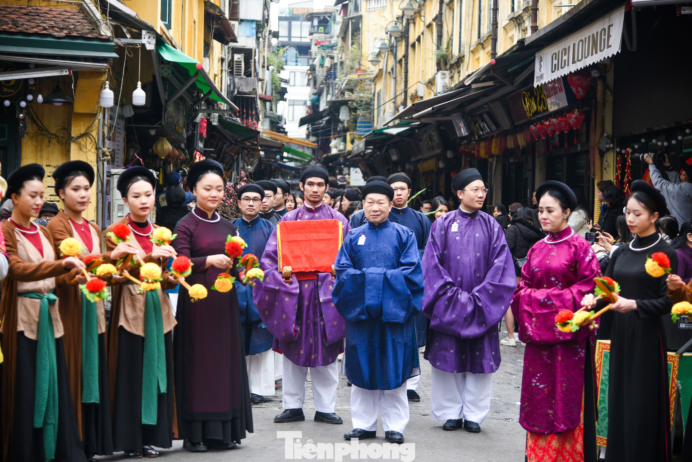 Đoàn rước đi qua khu phố Tạ Hiện.