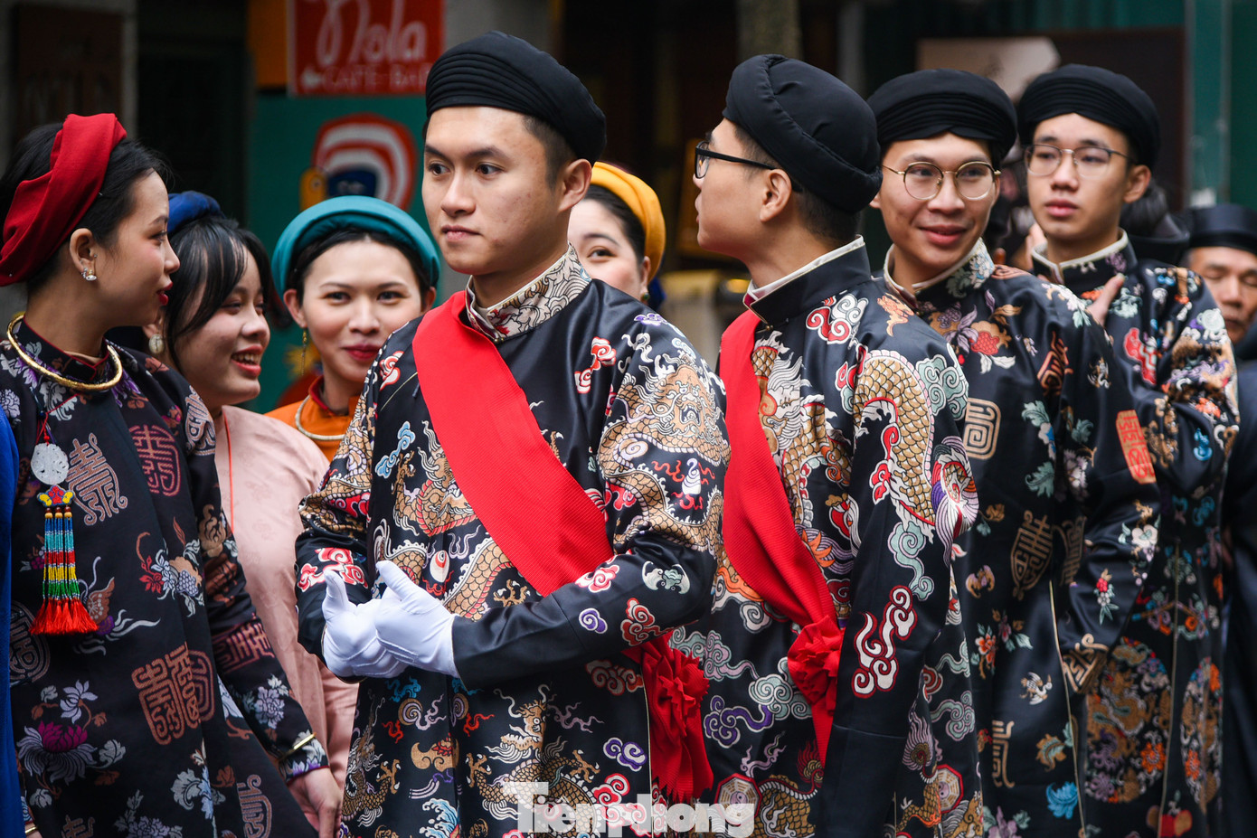 Màn phục dựng các nghi lễ có hơn 100 người tham gia với tà áo dài truyền thống.