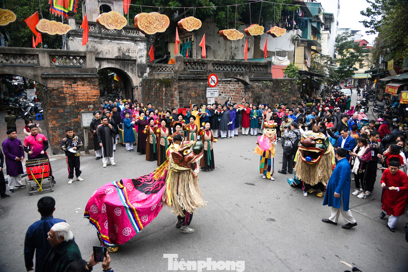Đoàn rước lễ diễu hành qua nhiều điểm di tích thuộc khu phố cổ Hà Nội.