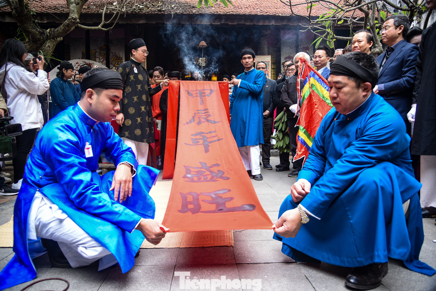 Ban tổ chức tiến hành các nghi lễ dựng cây Nêu, tái hiện phong tục viết chữ, cho chữ.