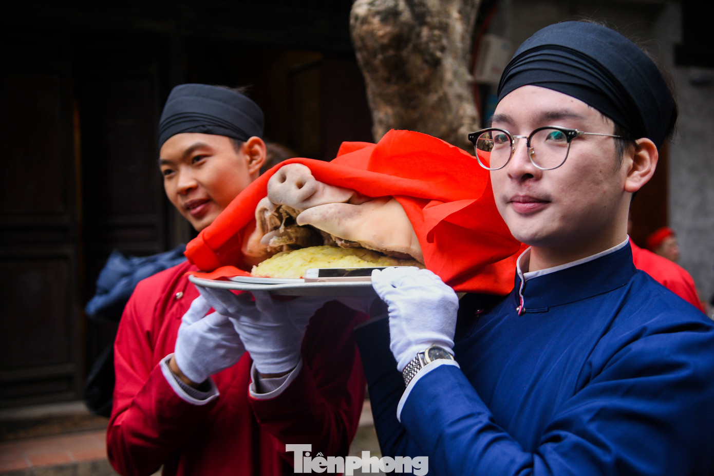 Những mâm lễ truyền thống được rước quanh phố.