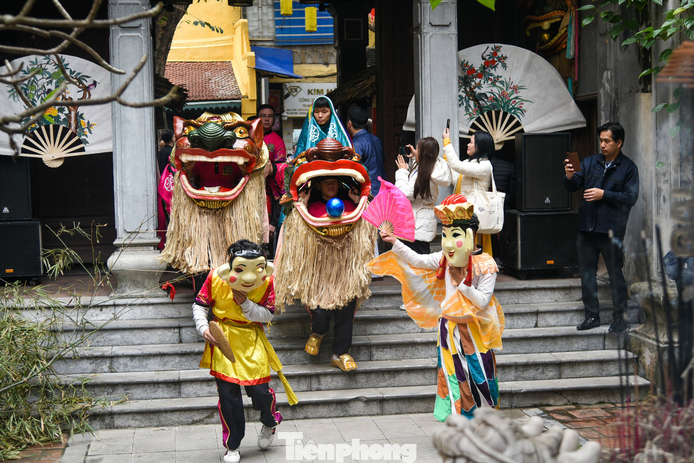 Đoàn di chuyển vào đình Kim Ngân để thực hiện các nghi lễ truyền thống.