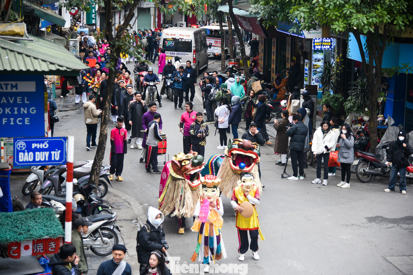 Đoàn rước đi qua khu phố Mã Mây.