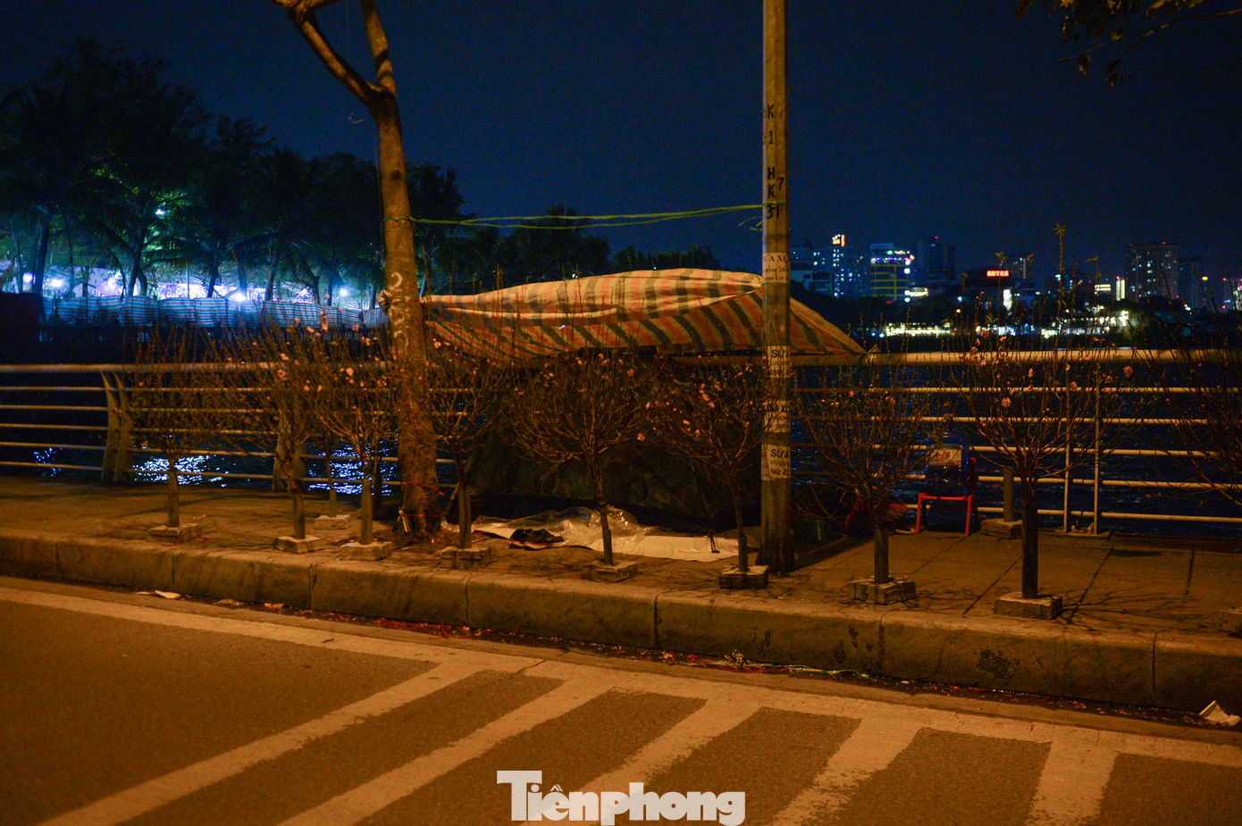 Những chiếc lều dựng tạm bằng bạt trên đường Lạc Long Quân.