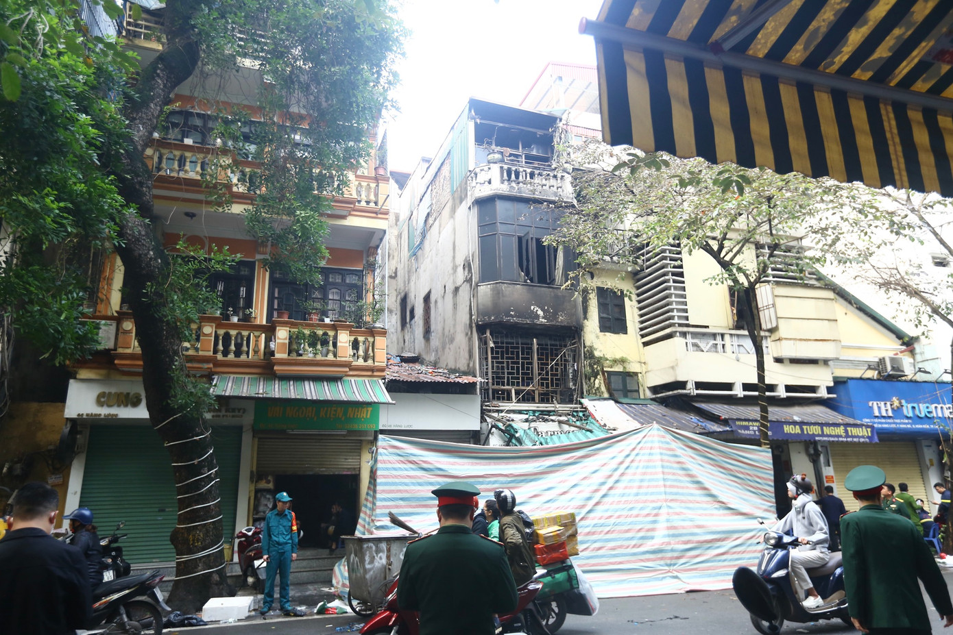 Khu vực tầng 1 được lực lượng chức năng quây lại.