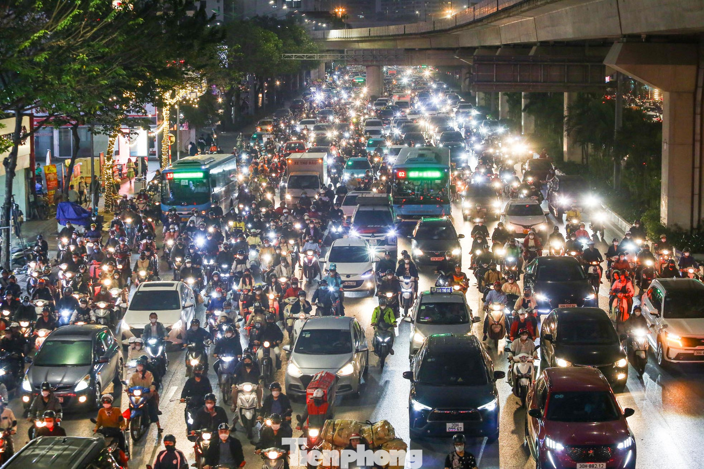 Theo phương án phân luồng mới, các phương tiện di chuyển từ đường Láng sang Trường Chinh, Tây Sơn phải vòng qua Nguyễn Trãi khiến mật độ giao thông trên đường Nguyễn Trãi tăng cao.