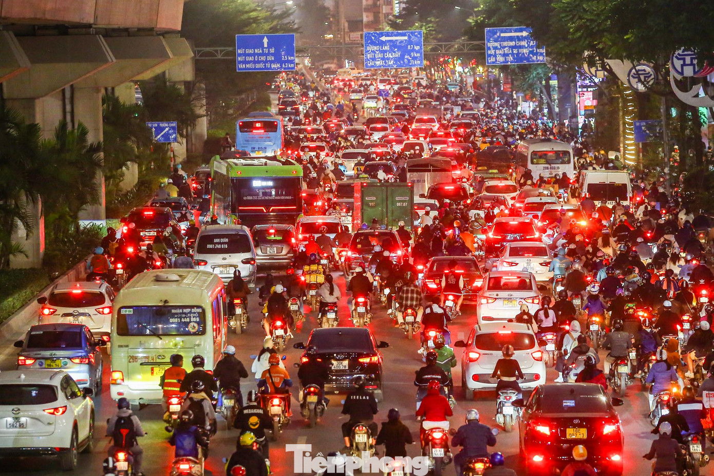 Hình ảnh ùn tắc trên đường Nguyễn Trãi hướng về Ngã Tư Sở.