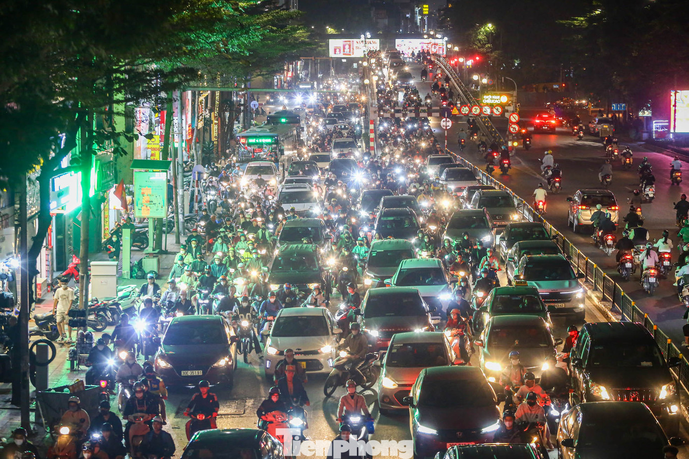 Các phương tiện chôn chân trên cầu vượt Thái Hà, hướng về Ngã Tư Sở.