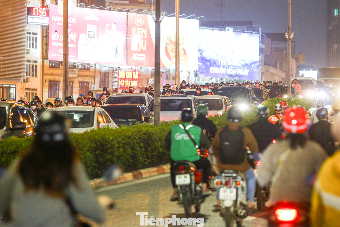 "Nhà tôi ở quận Thanh Xuân, đi làm ở quận Ba Đình, ngày trước đi về chỉ hay gặp tắc ở đoạn Nguyễn Trãi chứ bây giờ đi từ Tây Sơn, đến cầu Ngã Tư Sở đến đường Nguyễn Trãi đâu tôi cũng thấy tắc. Tôi tan làm lúc 17h20 nhưng lúc nào cũng gần 19h mới về đến nhà", chị Nguyễn Hà (Thanh Xuân) chia sẻ.