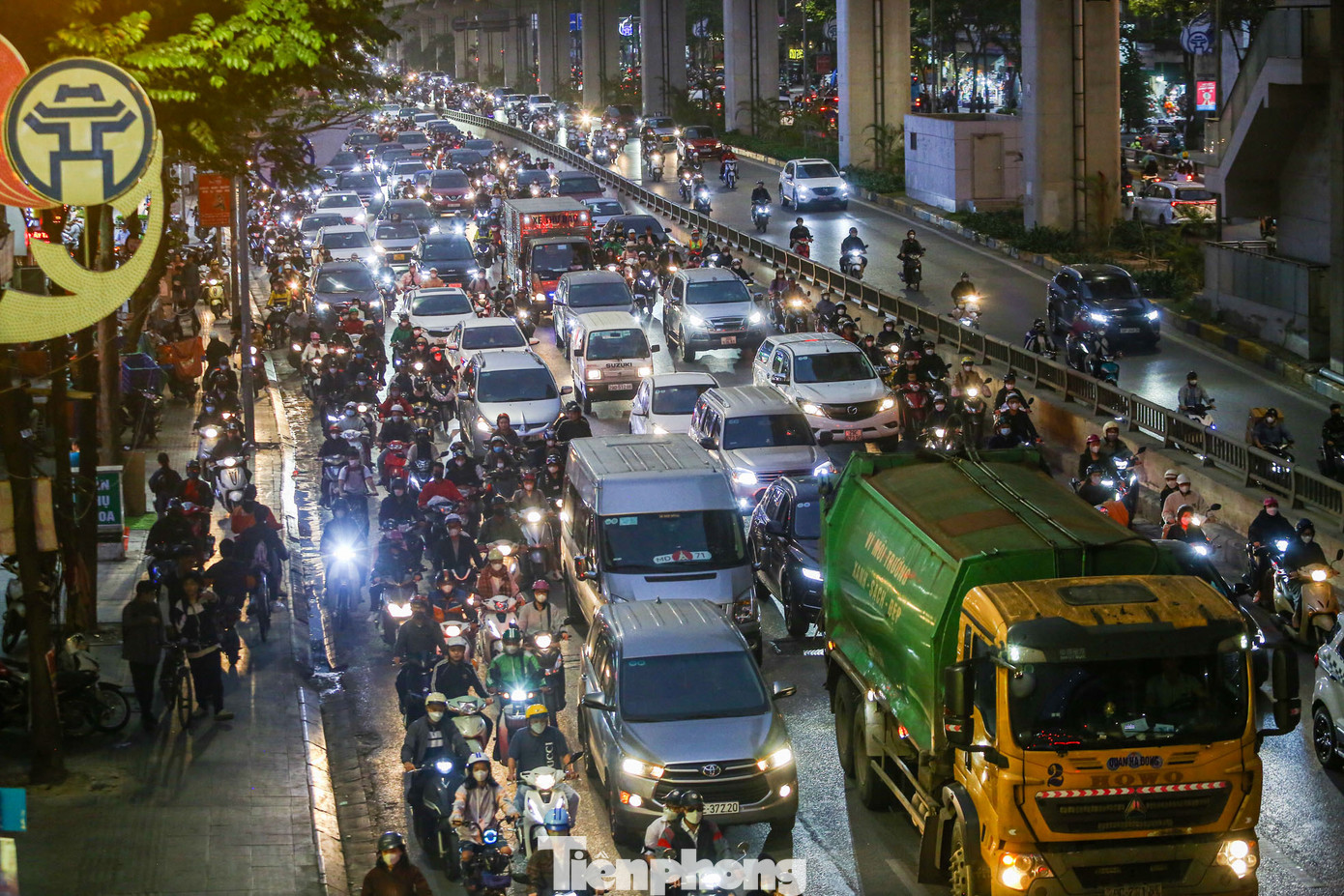 Cảnh ùn tắc tương tự trên đường Nguyễn Trãi tại nút giao với đường Vành đai 3.