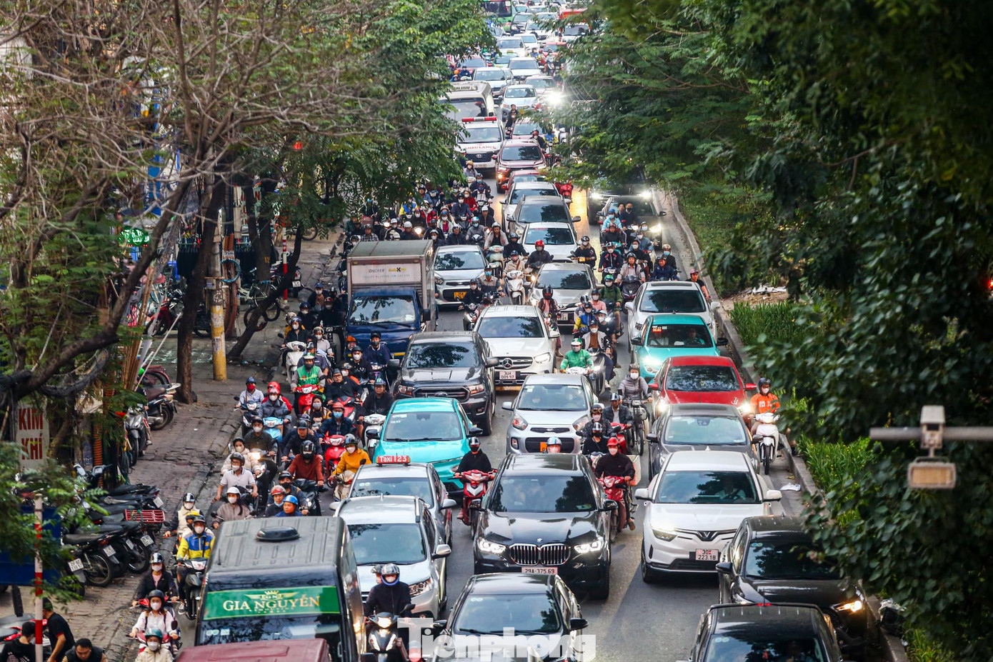 Phải chờ từ 5-7 lượt đèn đỏ mới có thể thoát được đoạn đường tắc nghẽn này.