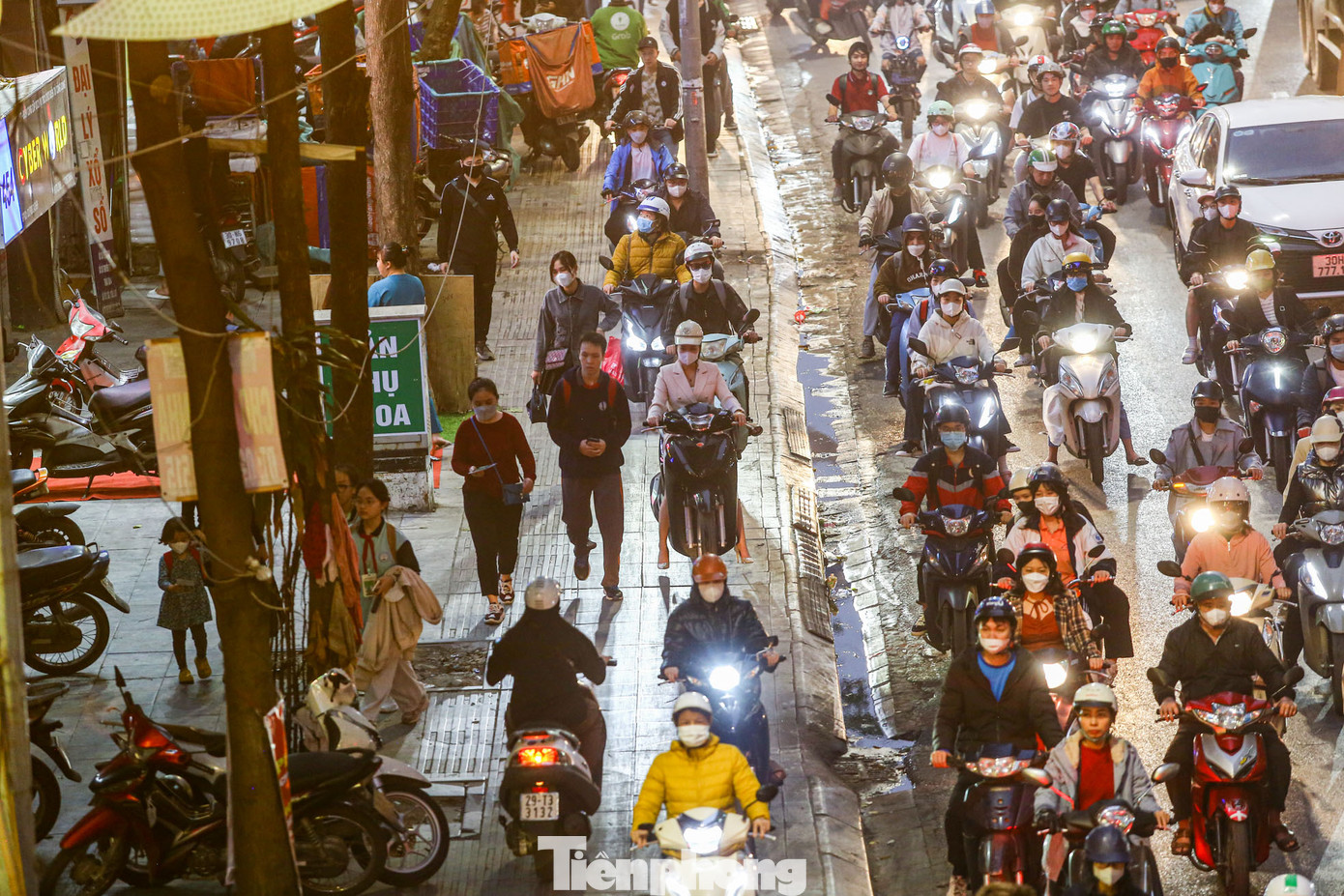 Các phương tiện liều mình leo lên vỉa hè để thoát cảnh ùn tắc.