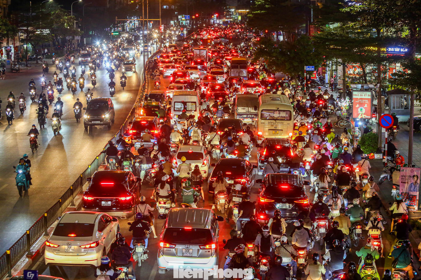 Mặc dù trời đã tối, phố Tây Sơn vẫn xảy ra tình trạng ùn tắc kéo dài tại nút giao Thái Thịnh.