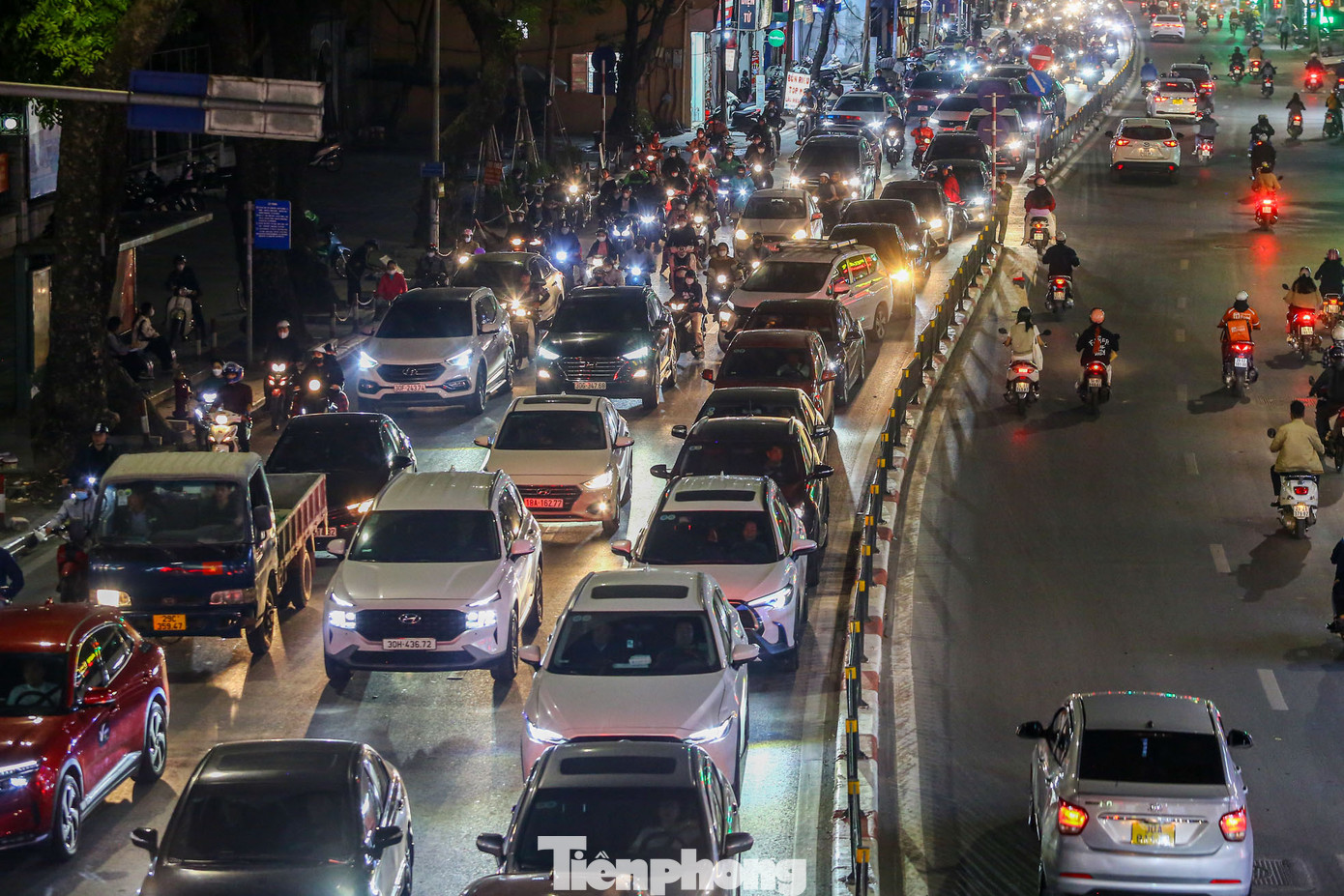 Phố Tây Sơn ùn tắc từ nút giao Nguyễn Lương Bằng đến Ngã Tư Sở.