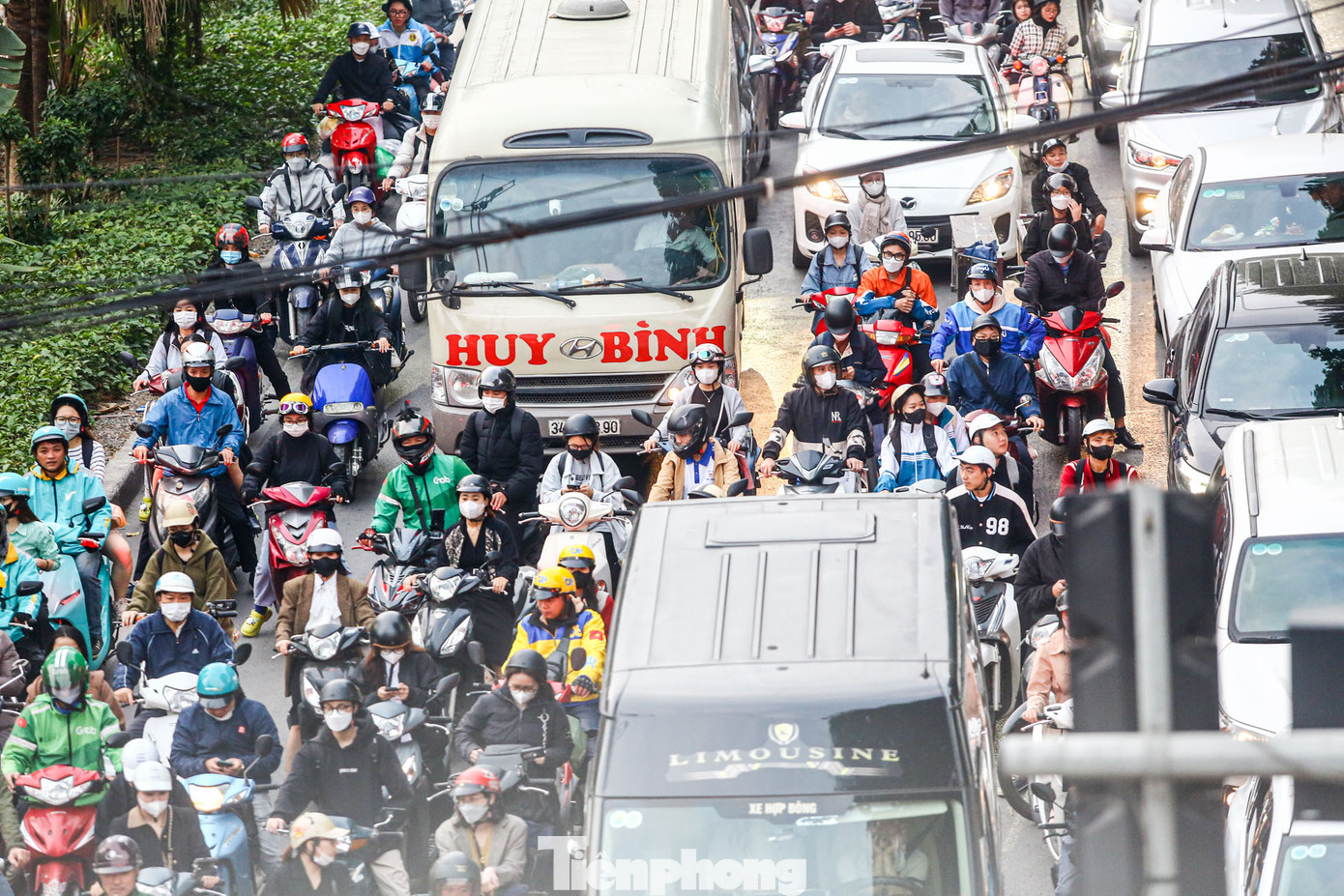 Các phương tiện chỉ có thể nhích từng bước.