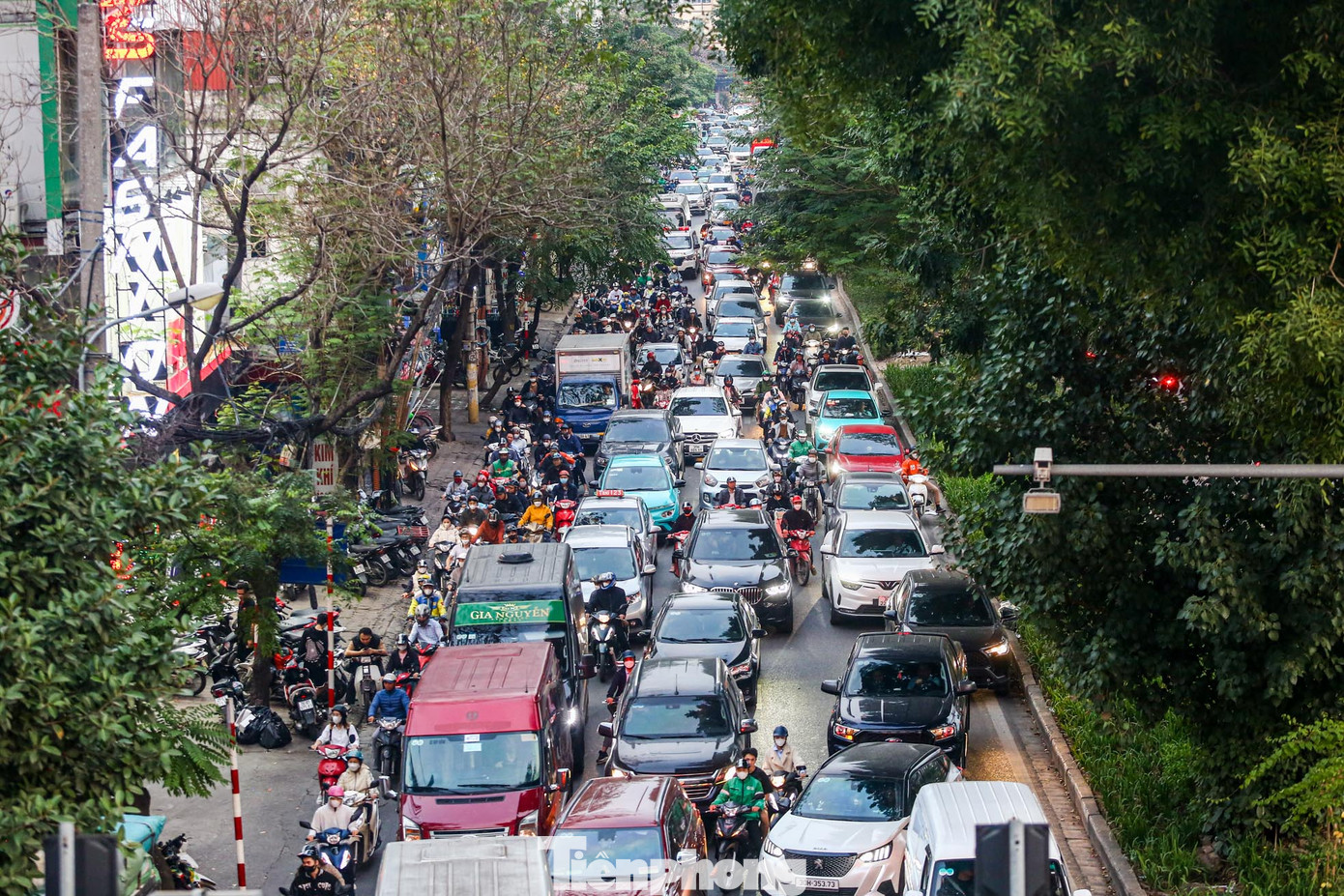 Đường Láng chiều từ Ngã Tư Sở đến nút giao Láng Hạ tắc nghẽn, đặc biệt trong giờ cao điểm.