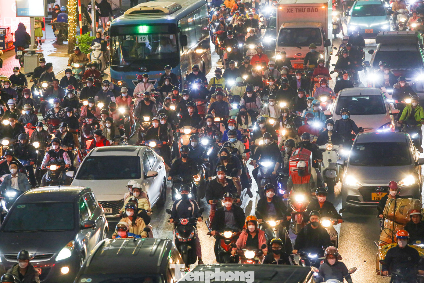 Tình trạng ùn tắc tại tuyến đường Nguyễn Trãi kéo dài đến tối.