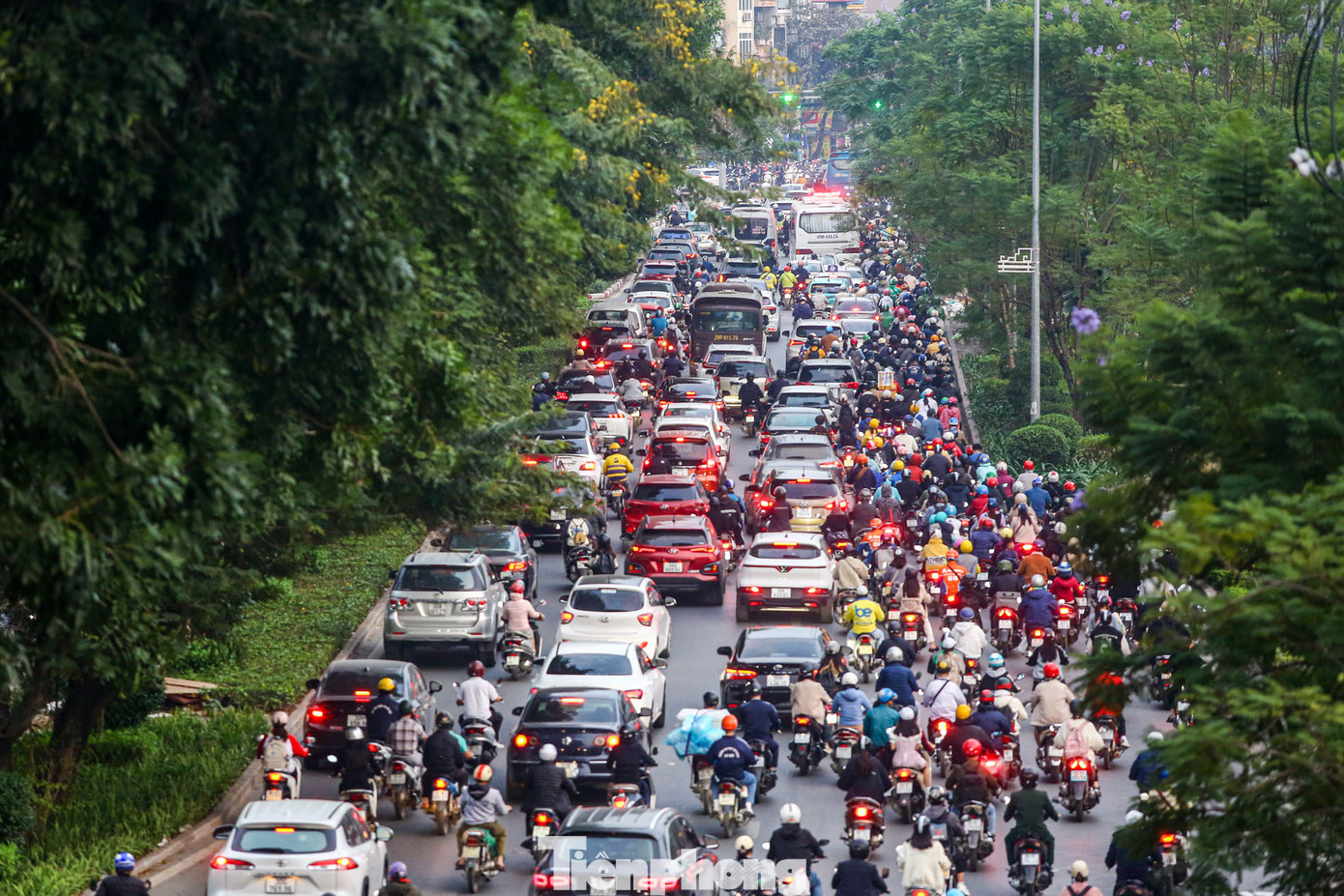 Tuy nhiên, ghi nhận của PV, tại các nút giao khác gần Ngã Tư Sở như trên đường Láng, Tây Sơn, Nguyễn Trãi lại trở nên ùn tắc và kéo dài hơn.