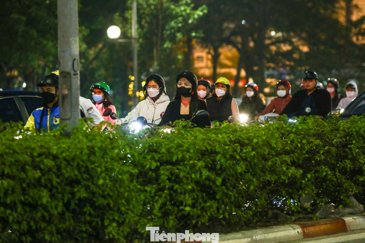 Nhiều người điều khiển phương tiện tỏ ra khá mệt mỏi khi "chôn chân" trên cầu Ngã Tư Sở.