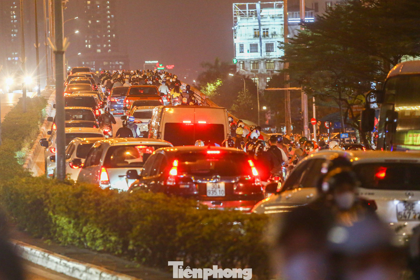 Cầu Ngã Tư Sở tắc nghẽn đến đêm sau khi triển khai phương án phân luồng mới.