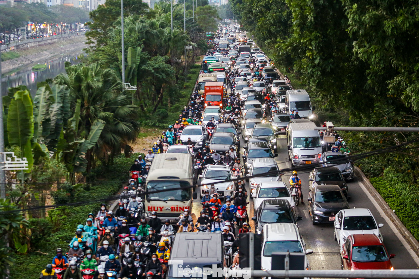 Tình trạng ùn tắc trên đường Láng chiều ngược lại tương tự.