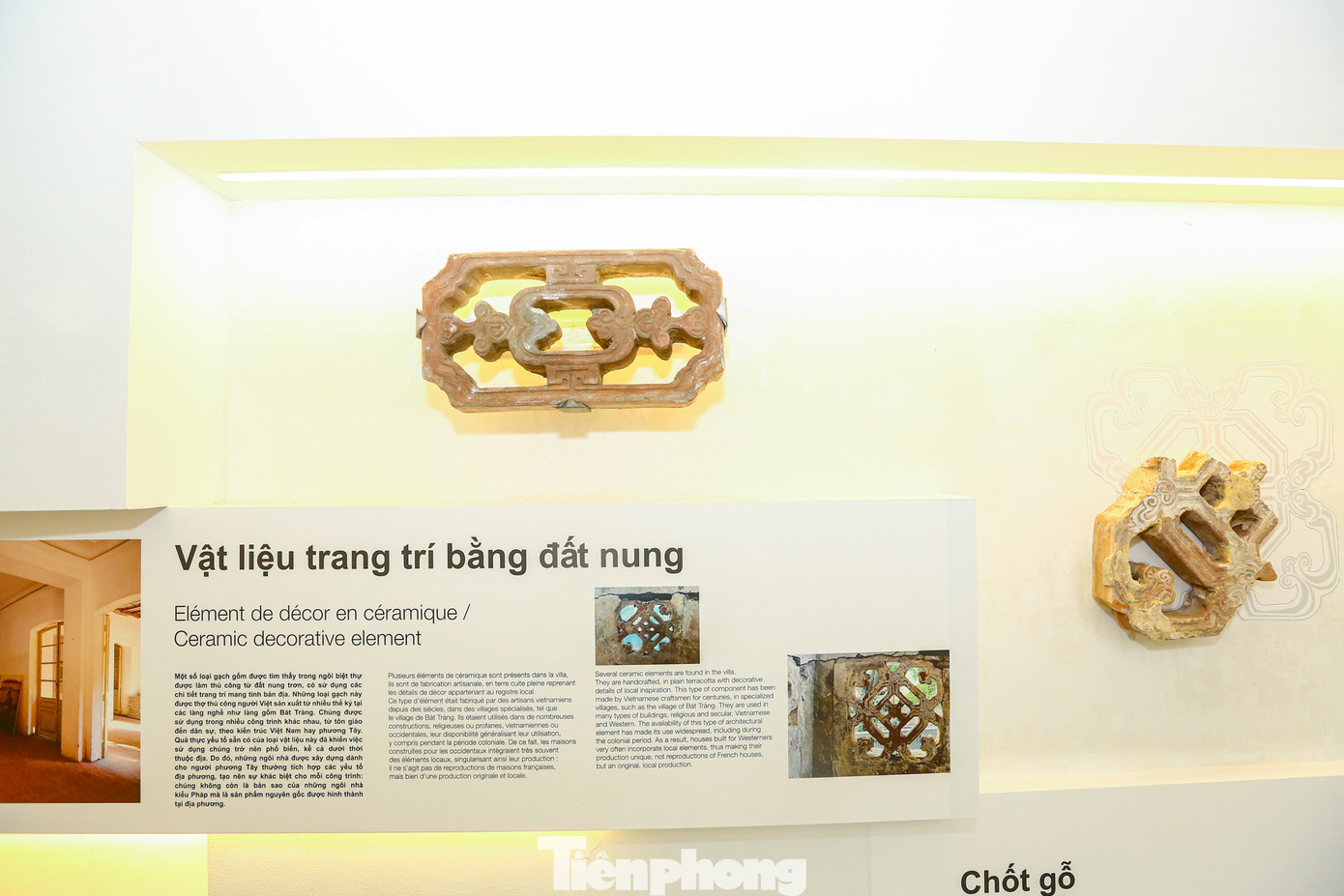 Các vật liệu trang trí, gạch, chốt gỗ... trong căn biệt thự Pháp cổ được trưng bày.
